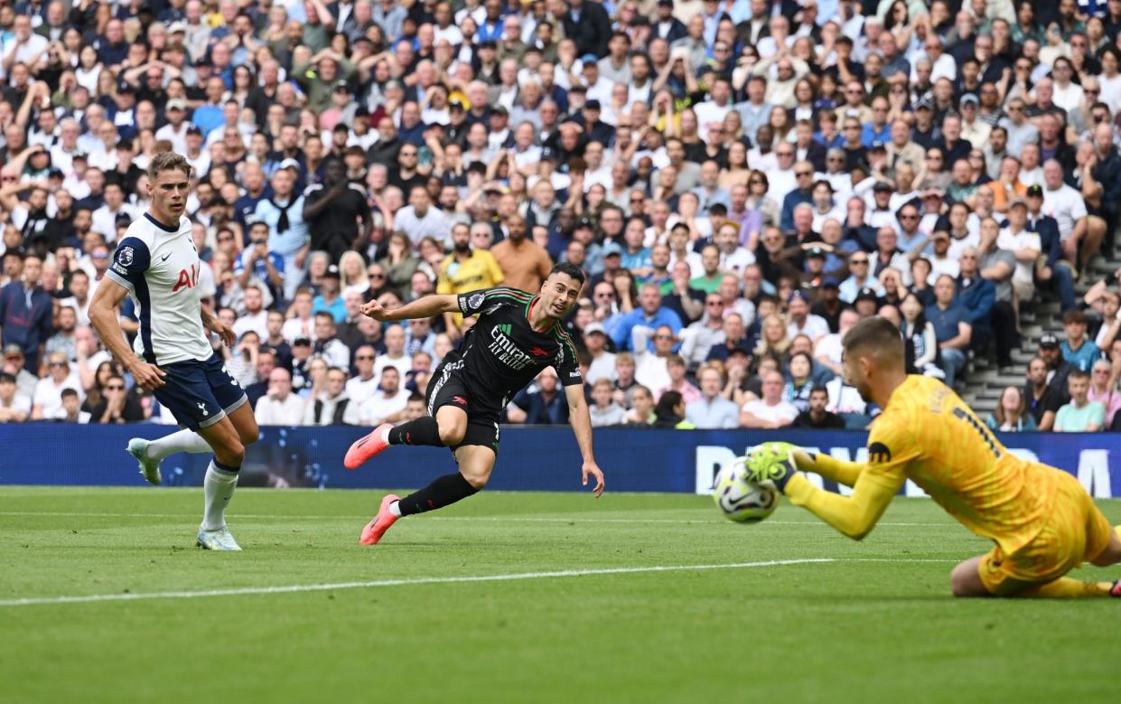 Guglielmo Vicario saves a shot from Gabriel Martinelli