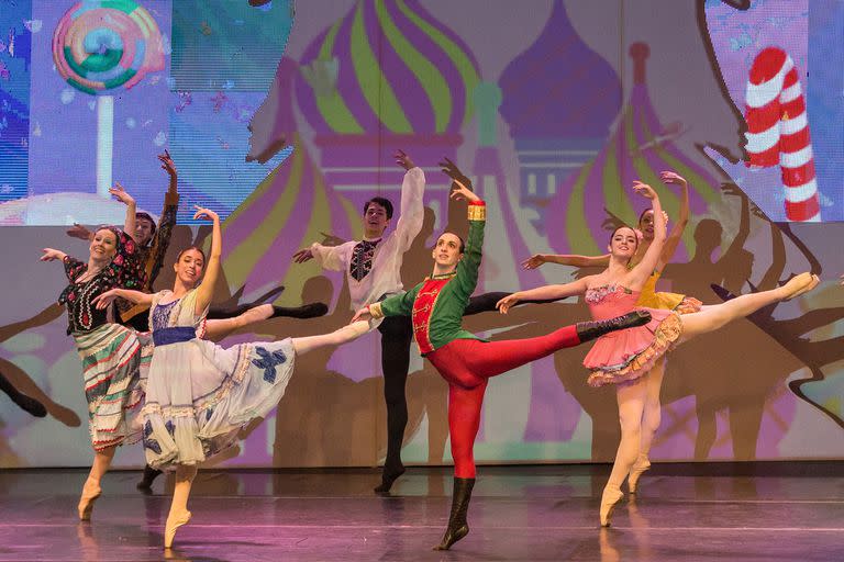 Un mundo de dulces y cúpulas rusas enmarcan el animado cuadro de conjunto del cuerpo de baile, en el final del segundo acto