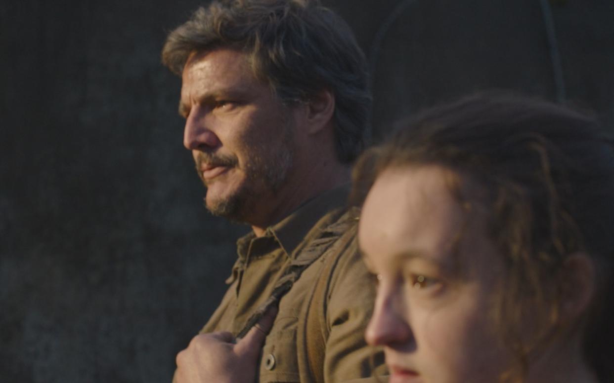 Endzeit mit Zombies: Oft erzählt, aber es kommt eben drauf an, wie man's macht. Joel (Pedro Pascal) und Ellie (Ella Ramsey) durchstreifen die von einer Pandemie, Gangster-Horden und einem faschistischen Militärregime destabilisierte USA. (Bild: Warner Bros. Home Entertainment)