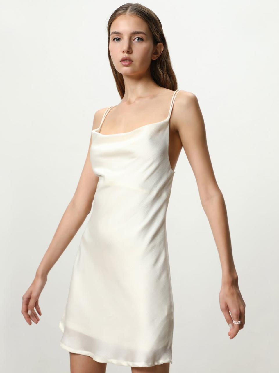 <p>El vestido blanco es un básico del verano. Este diseño mini es perfecto para presumir de piernas y potenciar el bronceado. De Lefties, por 12,99 euros.</p>