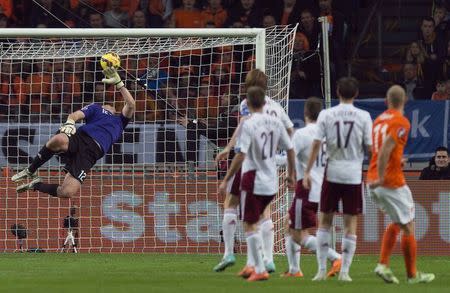 Latvia's goalkeeper Aleksandrs Kolinko (L) fails to stop a goal by Arjen Robben (R) of the Netherlands during their Euro 2016 Group A qualifying soccer match in Amsterdam November 16, 2014. REUTERS/Paul Vreeker/United Photos