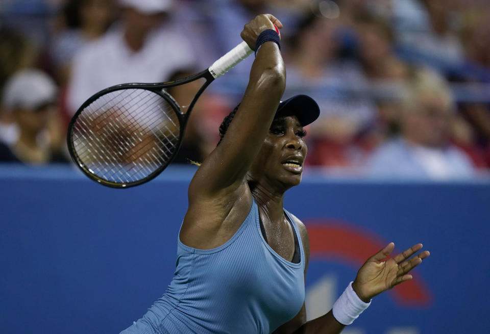 La estadounidense Venus Williams en la primera ronda ante la canadiense Rebecca Marino en el Citi Open el lunes 1 de agosto del 2022. (AP Foto/Carolyn Kaster)