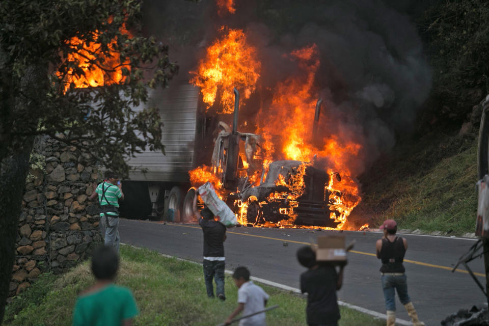 México, 30 sep (EFE).- Las principales compañías de autobús que trabajan en el occidental estado mexicano de Michoacán suspendieron hoy los trayectos en esta región alegando falta de seguridad, luego de que en los últimos días estudiantes incendiaran vehículos y retenido personas.