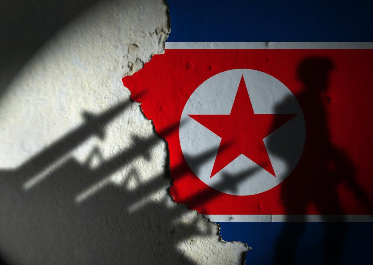 shutterstock <a href="https://www.shutterstock.com/es/image-photo/shadows-north-korean-missiles-soldiers-on-2314601467" rel="nofollow noopener" target="_blank" data-ylk="slk:hapelinium/SHutterstock;elm:context_link;itc:0;sec:content-canvas" class="link ">hapelinium/SHutterstock</a>