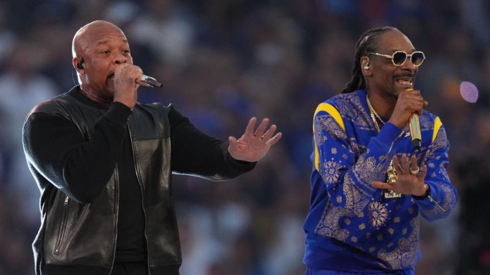 dr dre and snooop dogg singing at the super bowl