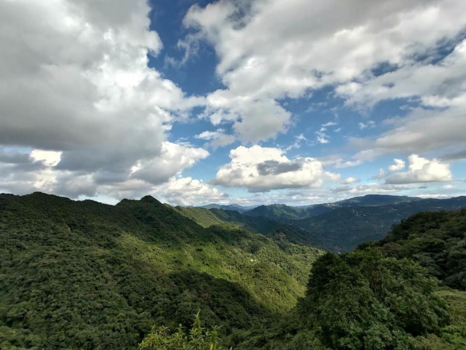 二格山登山步道鳥瞰層層山巒。   圖：新北市景觀處提供