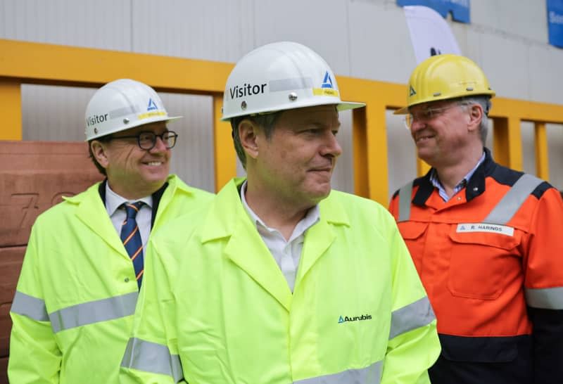 Robert Habeck (C), Germany's Vice-Chancellor and Economy Minister, Jonathan Wilkinson (L), Canada's Minister of Energy and Natural Resources, and Roland Harings, CEO of Aurubis AG, during a plant visit at Aurubis AG. As part of a German-Canadian hydrogen partnership, Habeck is visiting Hamburg with a high-ranking delegation from the North American partner country. Christian Charisius/dpa