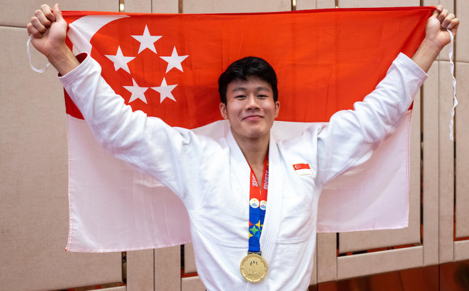  Noah Lim wins jiu-jitsu gold in the men's ne-waza gi U-69kg at the 2023 SEA Games. (PHOTO: Lim Weixiang/SNOC)
