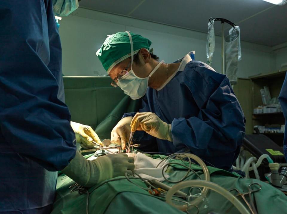 夏肇聰醫師一天最高紀錄進行14台手術／圖片來源：無國界醫生 Peter Caton