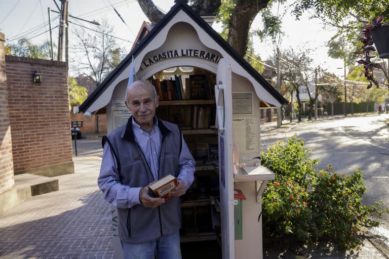 Mario Erkekdjian construyó, junto a un grupo de vecinos, "La casita literaria" en la puerta de su casa