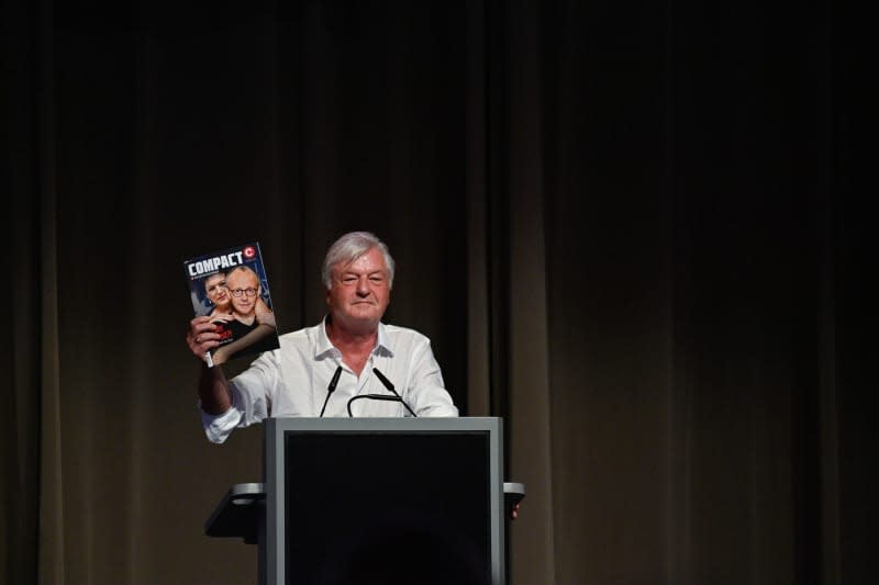 Juergen Elsaesser, publisher of the magazine Compact, addresses delegates at the party congress of the AfD Saxony-Anhalt and shows his magazine Compact. The Alternative for Germany (AfD) Saxony-Anhalt is meeting in Magdeburg to elect a new executive committee, among other things. Klaus-Dietmar Gabbert/dpa