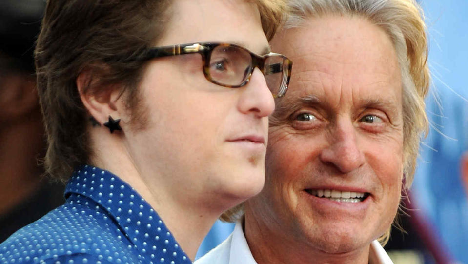 El actor Michael Douglas con su hijo Cameron Douglas, el ‘bala perdida’ de la familia contará en un libro como sus complejos y luchas internas siendo hijo y nieto de dos iconos de Hollywood le hicieron tomar malas decisiones que le llevaron a la cárcel. (Foto: Getty Images)