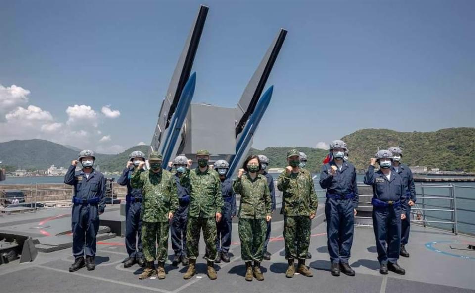 台海關係升溫，各界均相當關注兵役延長議題。圖為總統蔡英文（中）與國軍合照。（資料照片／總統府提供）