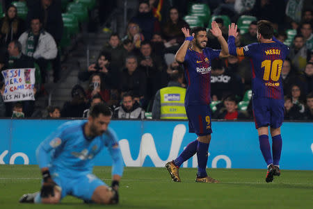 Soccer Football - La Liga Santander - Real Betis vs FC Barcelona - Estadio Benito Villamarin, Seville, Spain - January 21, 2018 Barcelona’s Luis Suarez celebrates scoring their fifth goal with Lionel Messi while Real Betis' Antonio Adan looks dejected REUTERS/Jon Nazca