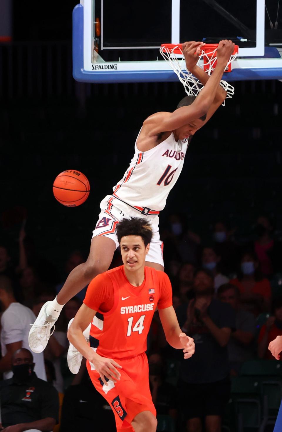 Nov 26, 2021; Nassau, BHS;  Auburn Tigers forward Jabari Smith (10) scores against the Syracuse Orange during the second  half in the 2021 Battle 4 Atlantis at Imperial Arena. Mandatory Credit: Kevin Jairaj-USA TODAY Sports