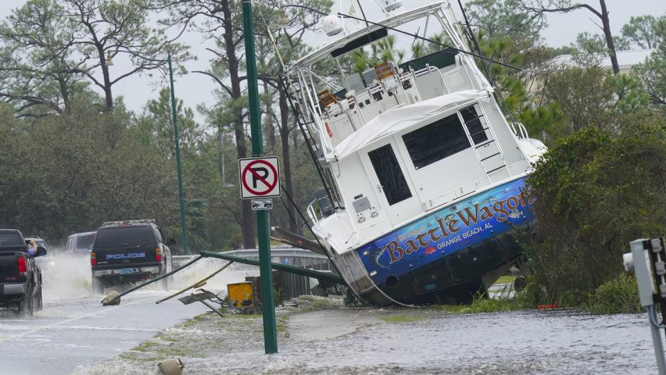 Ein Boot ist durch den Hurrikan «Sally» an Land gewirbelt worden und liegt nun neben einer Straße.