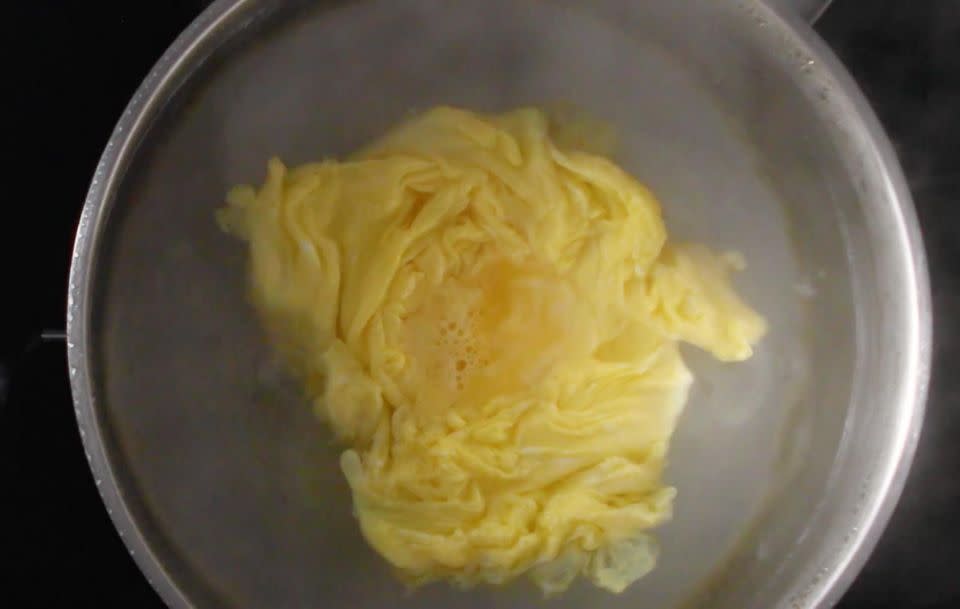 Place the lid on for 20 seconds and then when you take it off this is what your eggs will look like. Source: Food52 / Vimeo