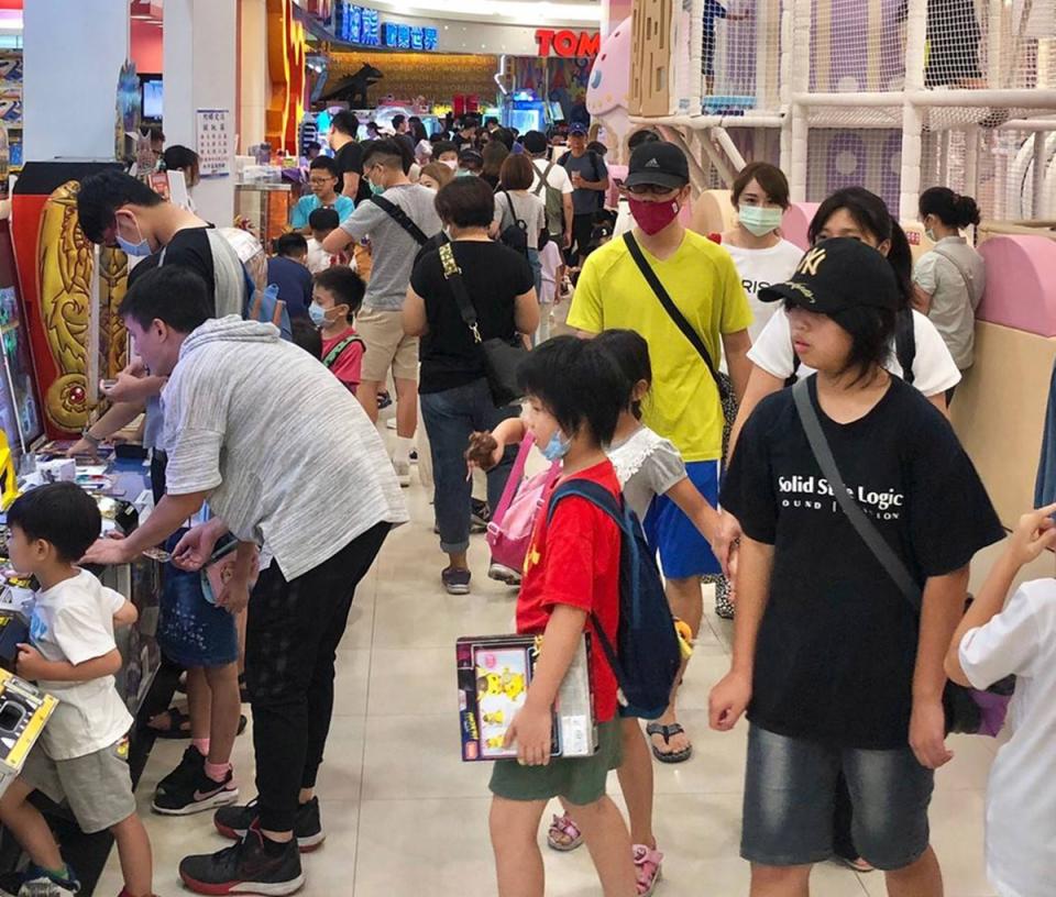 端午連假首日，百貨業者明顯感受到人潮成長，餐飲訂 位也幾乎全滿，親子樂園也明顯湧現人潮。 （Global Mall提供） 