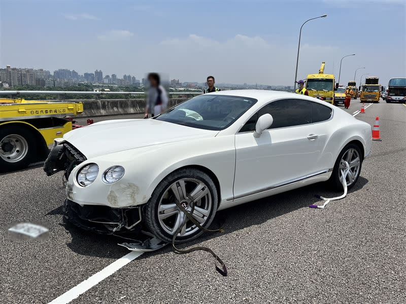 賓利不只車頭毀損，就連車身也凹陷。（圖／翻攝畫面）