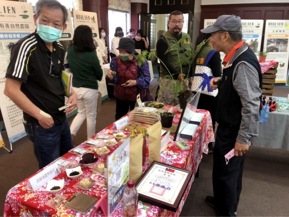 花蓮縣政府辦理「休閒農業體驗活動金質獎」活動，邀請榮獲永續認證的旅宿業者及在地餐飲業者，與獲獎業者進行媒合交流。(記者林有清攝)