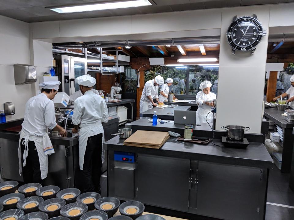 <p>El restaurante cuenta con una entrada trasera que da acceso directo a las cocinas. En ella trabajan a la vez unas 60 personas que arrancan desde muy temprano para dar servicio a los clientes del primer turno, el del almuerzo. Foto: Alexandra Guerrero </p>