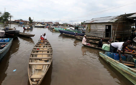 FILE PHOTO: People ride in canoes and speedboats at Swali jetty near the banks of the Nun River on the outskirts of the Bayelsa state capital, Yenagoa, in Nigeria's delta region October 8, 2015. REUTERS/Akintunde Akinleye/File Photo