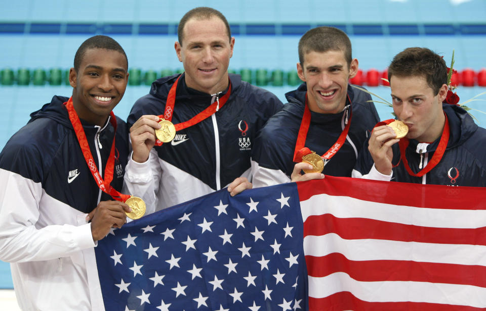 美國Phelps、Weber-Gale、Jones和Lezak 慶祝他們在北京奧運男子4x100公尺自由式接力奪金。