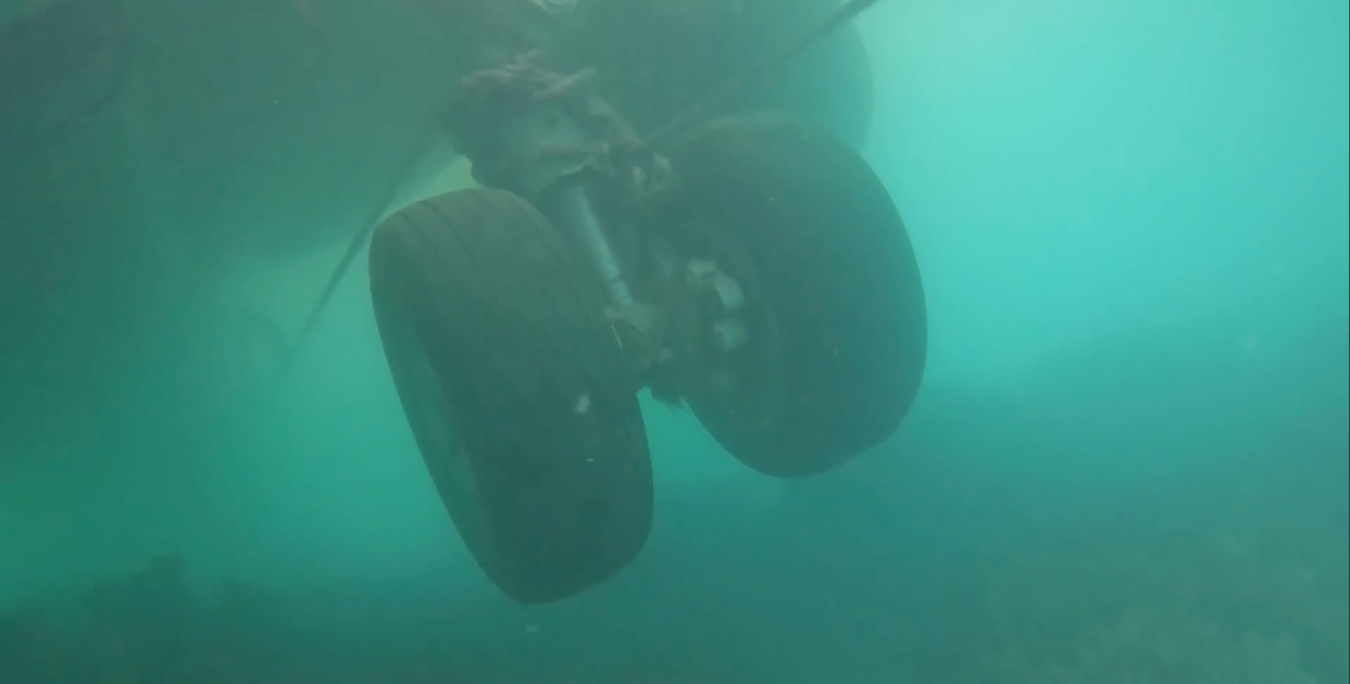 Das P-8A-Flugzeug der US-Marine war teilweise in der Kaneohe-Bucht versunken, wie aus einem am Dienstag von der US-Marine veröffentlichten Video hervorgeht. - Copyright: US Navy