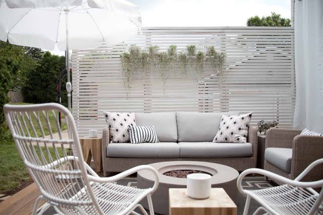 <p><a href="https://abeautifulmess.com/how-to-build-an-inexpensive-slat-wood-privacy-fence/" data-component="link" data-source="inlineLink" data-type="externalLink" data-ordinal="1">A Beautiful Mess</a></p>