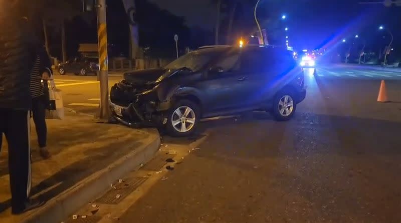 轎車迎面撞上機車後，失控撞上電線桿，撞擊力道之大，導致擋風玻璃大片碎裂，引擎蓋及車頭嚴重變形。(圖／翻攝畫面)