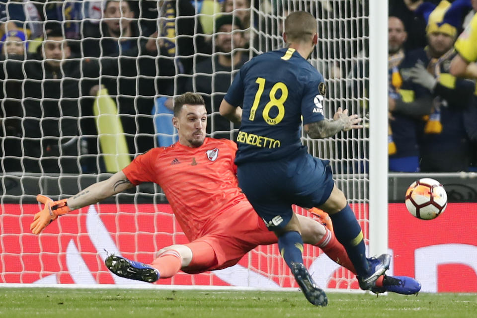 El delantero Darío Benedetto (18) anota el primer gol de Boca Juniors frente al arquero Franco Armani de River Plate en la final de la Copa Libertadores en Madrid, el domingo 9 de diciembre. (AP Foto/Manu Fernández)