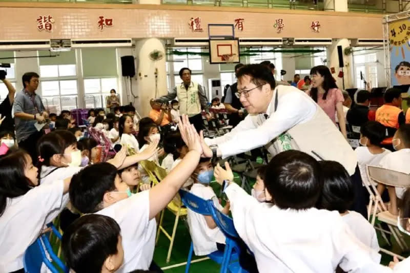 ▲市長黃偉哲與學生一同表演象徵保護兒童的歌曲「寶貝」，透過行動展現保障兒童權利、傾聽兒童心聲、同理兒童想法的決心。(圖／台南市府提供)