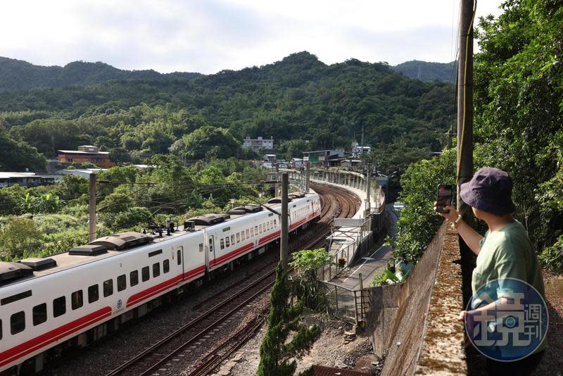 牡丹車站是全台彎曲角度最大的車站，吸引許多鐵道迷專程來拍照。