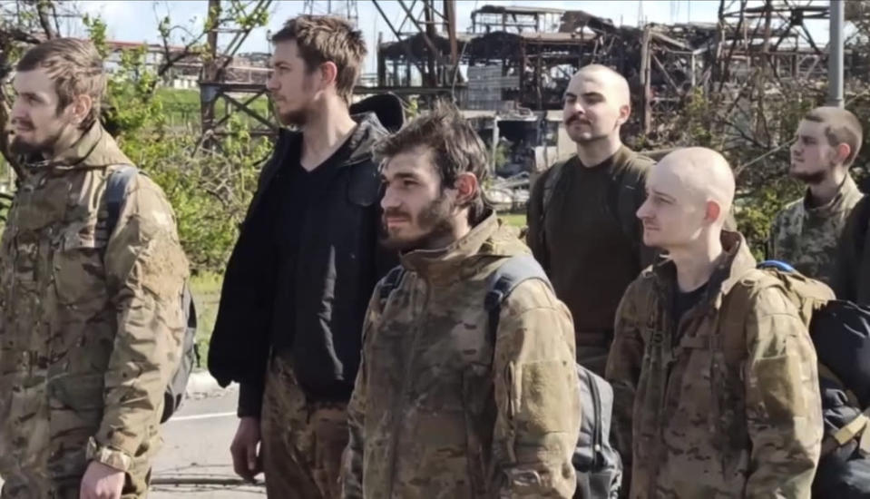 烏克蘭軍人5月20日走出亞速鋼鐵廠。（俄羅斯國防部提供美聯社）