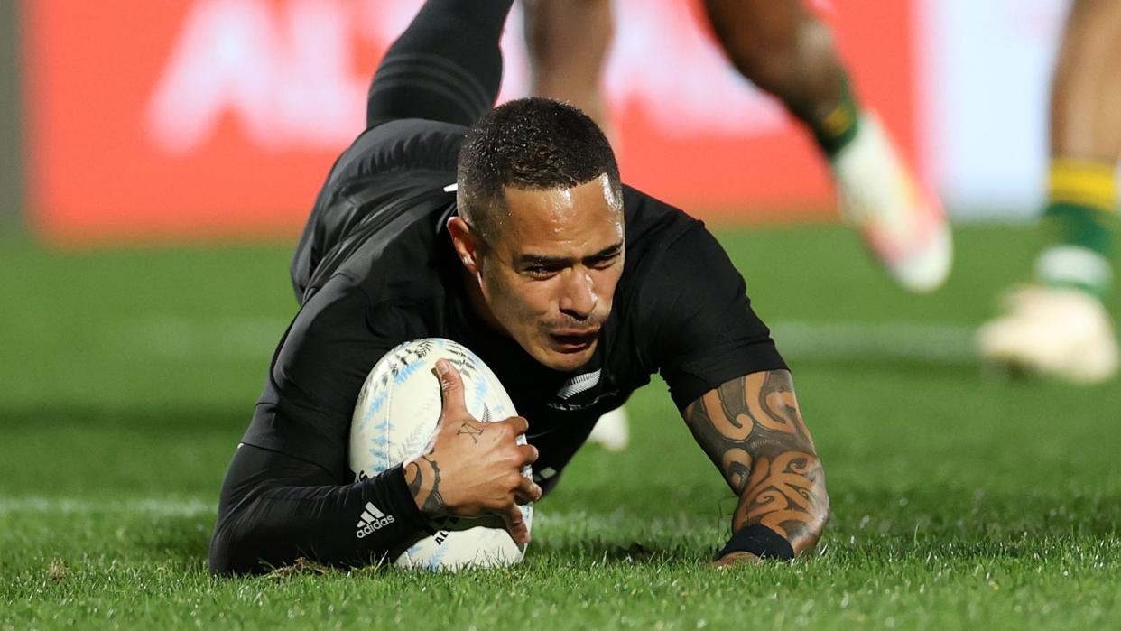   Aaron Smith of the All Blacks  scores a try during The Rugby Championship match between the New Zealand All Blacks and South Africa Springboks 