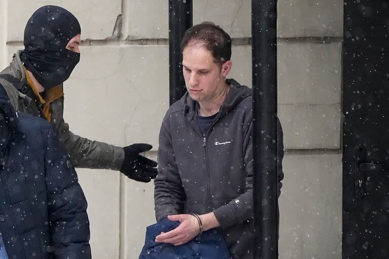 ARCHIVO - El periodista Evan Gershkovich, de The Wall Street Journal, es escoltado tras una audiencia en una corte en Moscú, Rusia, el viernes 26 de enero de 2024. (AP Foto/Alexander Zemlianichenko, archivo)