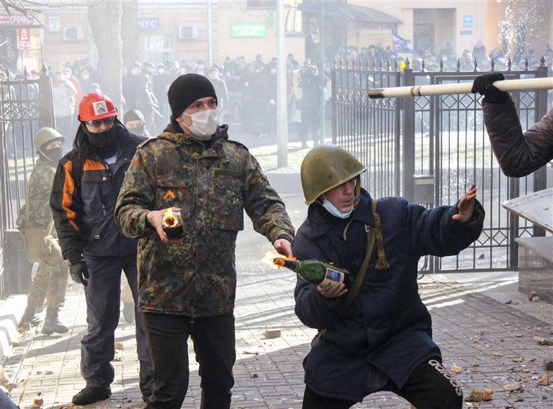 Anti-government protesters hold Molotov cocktails as they attack an office of the pro-presidential Party of the Regions in Kiev, February 18, 2014. REUTERS/Maksym Kudymets