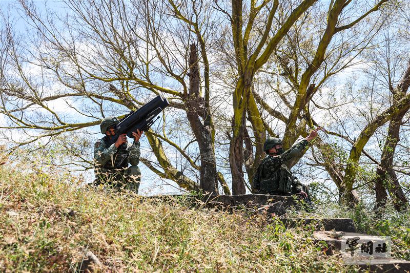 面對中國無人機侵擾，金防部各據點官兵演練併用干擾槍信號干擾及控制、7.62mm口徑以下武器防衛射擊及信號彈示警等手段。（圖／軍聞社提供)