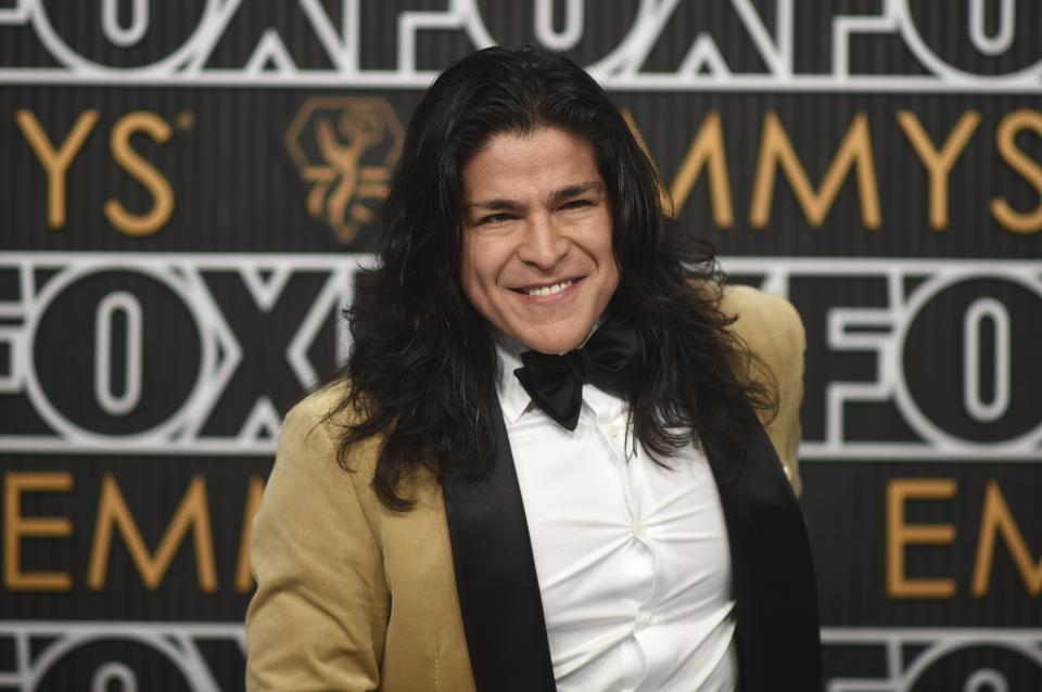 Cristo Fernandez llega a la 75a edición de los Premios Emmy el lunes 15 de enero de 2024 en el Teatro Peacock de Los Ángeles. (Foto Richard Shotwell/Invision/AP))