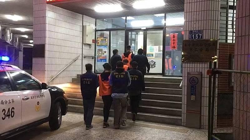 台中暗夜槍響，警方4小時內逮捕莊姓男子等11名涉案犯嫌，初步瞭解係債務糾紛聚眾鬥毆。（翻攝畫面）