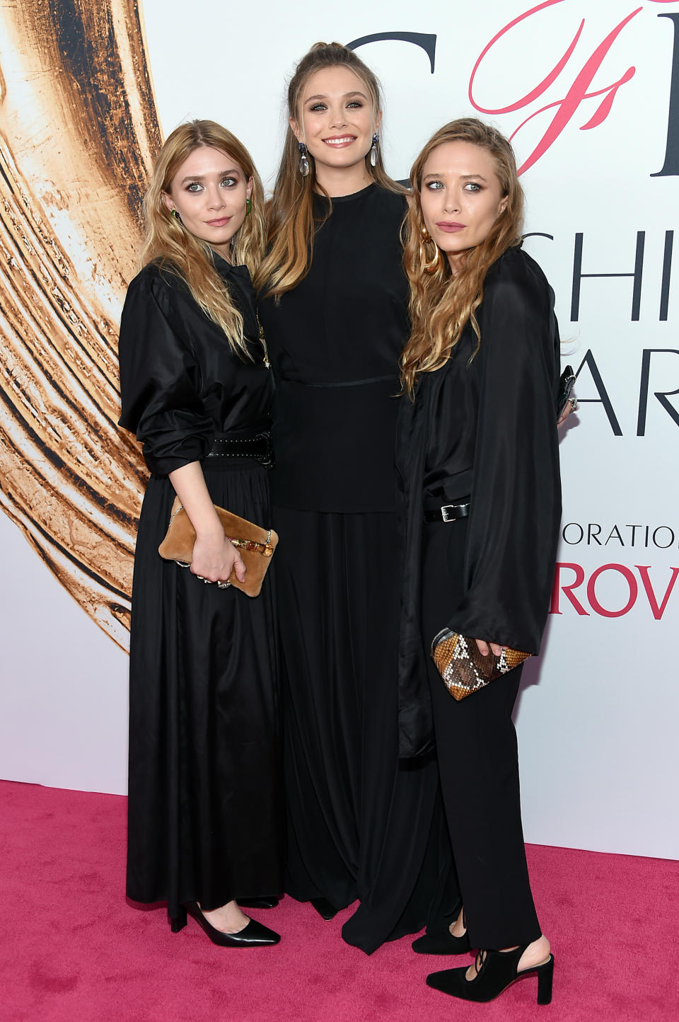 <p>Von Teenie-Idolen zu Fashion-Vorbildern – die Zwillinge Mary-Kate und Ashley Olsen sind für ihre modischen Auftritte bekannt und wurden schon mehrfach mit Fashion-Awards ausgezeichnet. Aber auch ihre jüngere Schwester Elizabeth Olsen (m.) ist definitiv ein Hingucker. (Bild: AP Photo) </p>