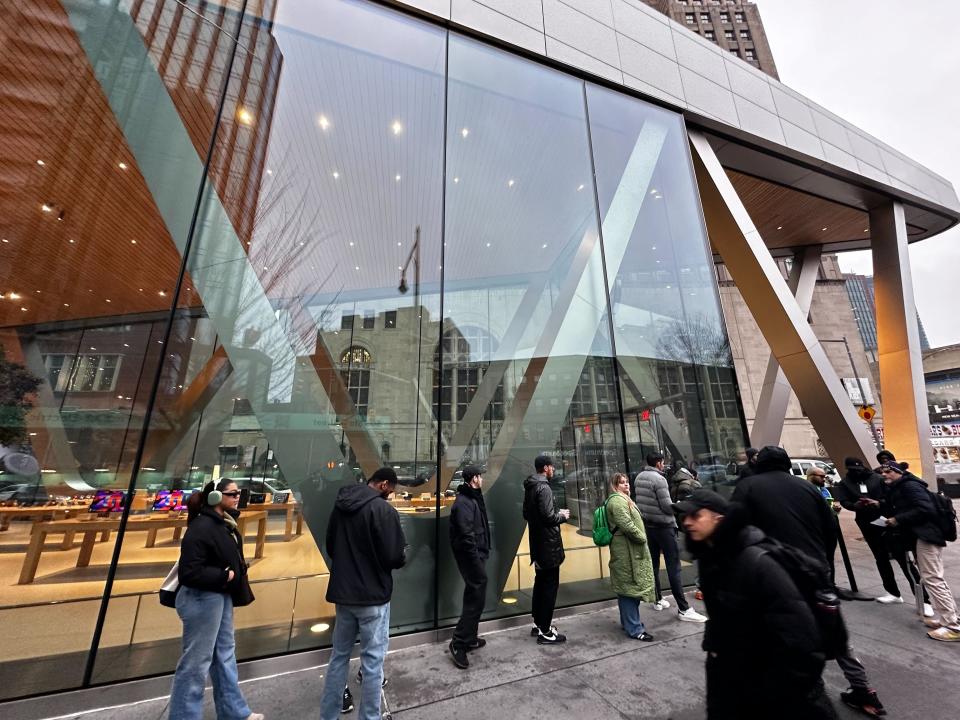 Line outside of the Downtown Brooklyn Apple store