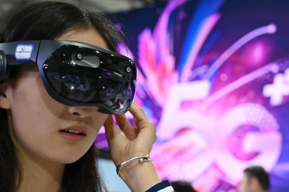 A woman tries out a Huawei augmented reality headset during the Mobile World Congress (MWC 2019) introducing next-generation technology at the Shanghai New International Expo Centre (SNIEC) in Shanghai on June 27, 2019. Photo: HECTOR RETAMAL/AFP/Getty Images