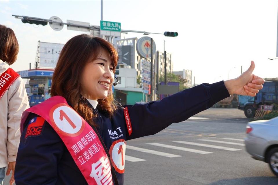 國民黨嘉義縣一選區海區立委候選人詹琬蓁，與國民黨嘉義市立委候選人張秀華聯袂在嘉義縣水上鄉民生社區路口拜票。（詹琬蓁競選團隊提供∕呂妍庭嘉義傳真）