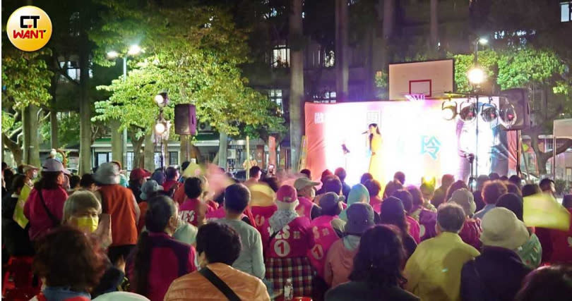 台北市議員候選人鍾佩玲今（5）日晚間在士林區社子公園舉辦「做事不做秀、團結之夜」。（圖／甯其遠攝）