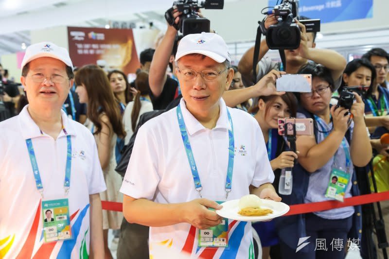 20170812-世大運選手村12日舉行開村儀式，台北市長柯文哲親自視察選手村餐廳運作情況。（顏麟宇攝）