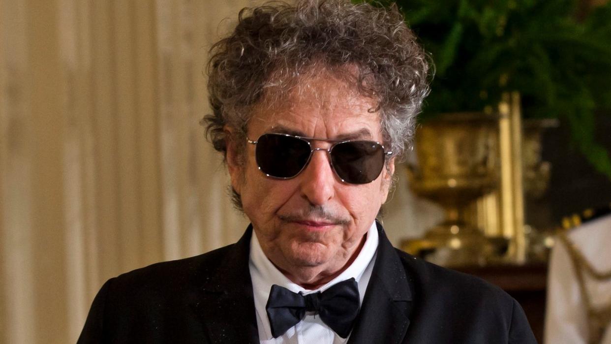 Bob Dylan im Weißen Haus. Der US-Sänger und Literaturnobelpreisträger weist 56 Jahre alte Missbrauchsvorwürfe gegen ihn zurück.