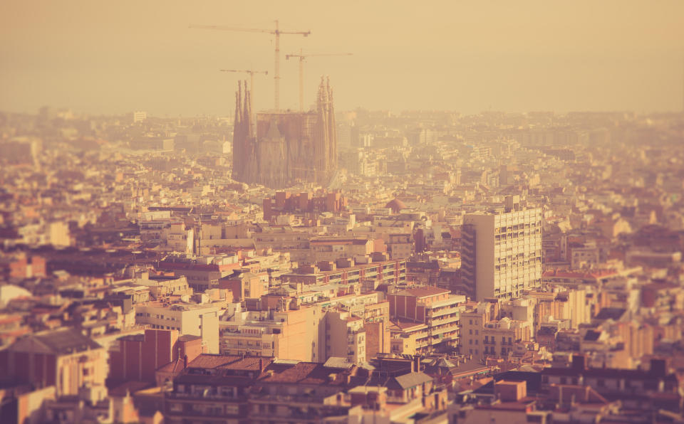 Madrid no es la única ciudad española que aparece en este ranking. En la sexta posición está Barcelona, donde un 6% de muertes prematuras son atribuibles al NO₂. (Foto: Getty Images).