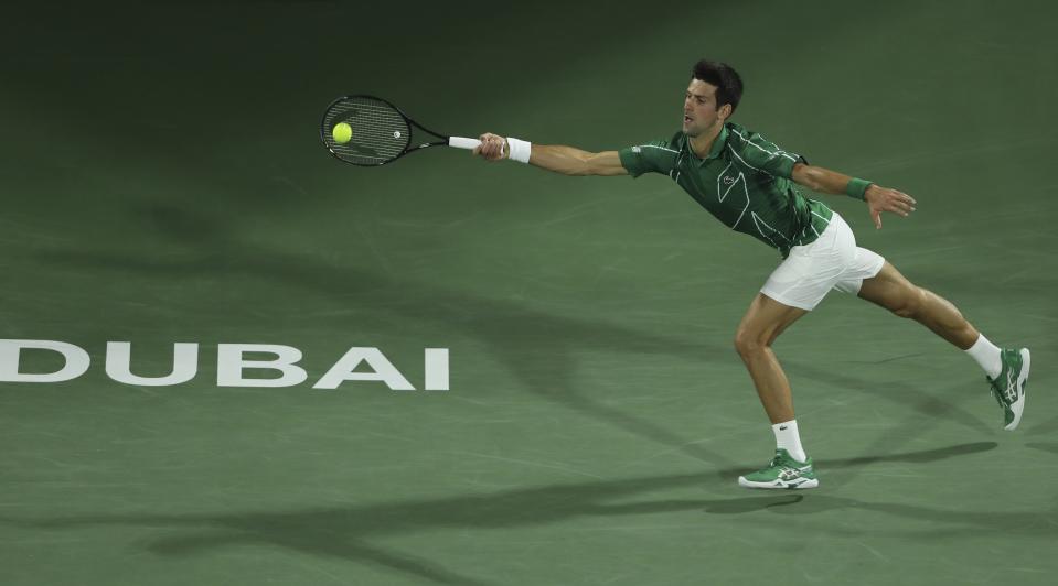 Novak Djokovic devuelve ante Gael Monfils durante las semifinales del torneo de Dubai, el viernes 28 de febrero de 2020. (AP Foto/Kamran Jebreili)
