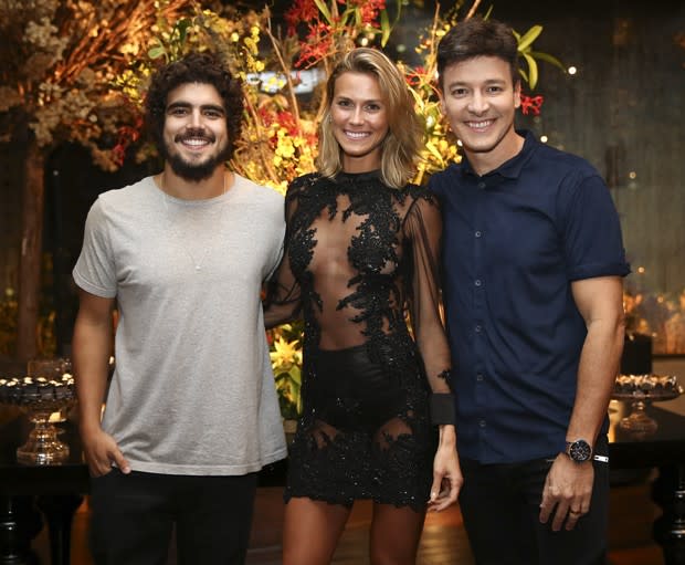 E por falar nele, Faro posou ao lado de dois amigos: o ator da TV Globo, Caio Castro, 27, e a modelo e apresentadora Renata Kuerten, 28. Pelo jeito, a festa foi bastante animada, né?! (Foto: AgNews)